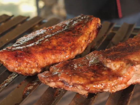 TIRA DE CERDO CON SALSA BBQ A LA PARRILLA
