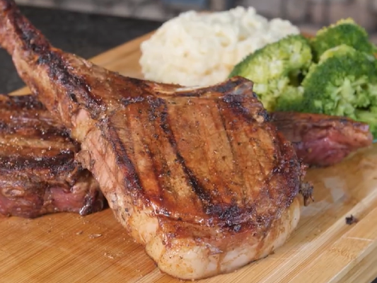 TOMAHAWK DE CERDO A LA PARRILLA