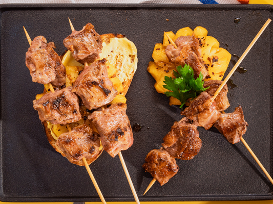 Brochetas de cerdo con piña caramelizada